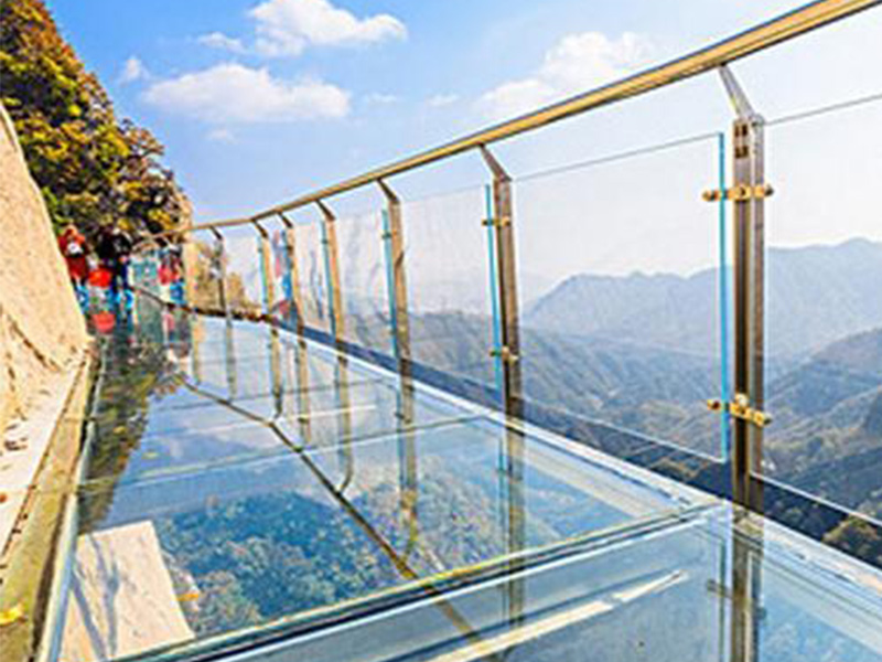 玻璃吊橋受到外國人質(zhì)疑，不遠(yuǎn)萬里來砸橋，結(jié)局讓人很無奈